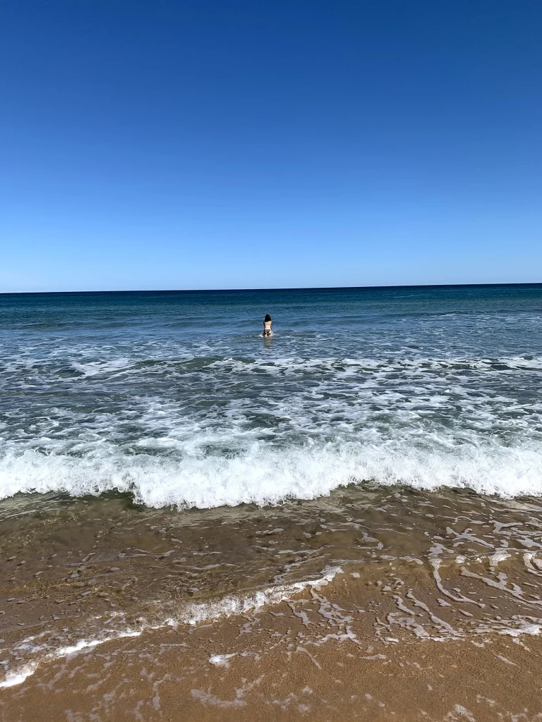 meterse al mar en la playa de gandia