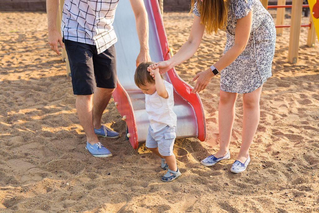 familia jugando en el barco pirata de gandia