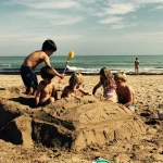 niños jugando en la playa de gandia apartamentos ag