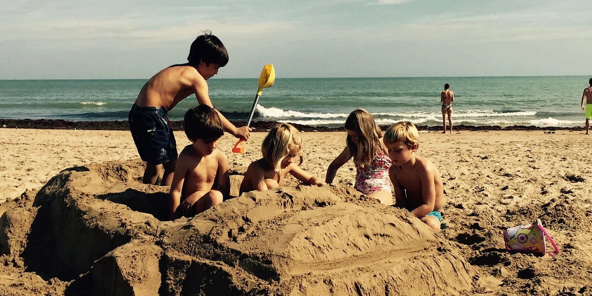 juegos_en_la_playa_con_niños niños jugando en la playa de gandia apartamentos ag