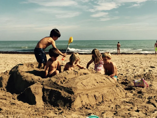 niños jugando en la playa de gandia apartamentos ag
