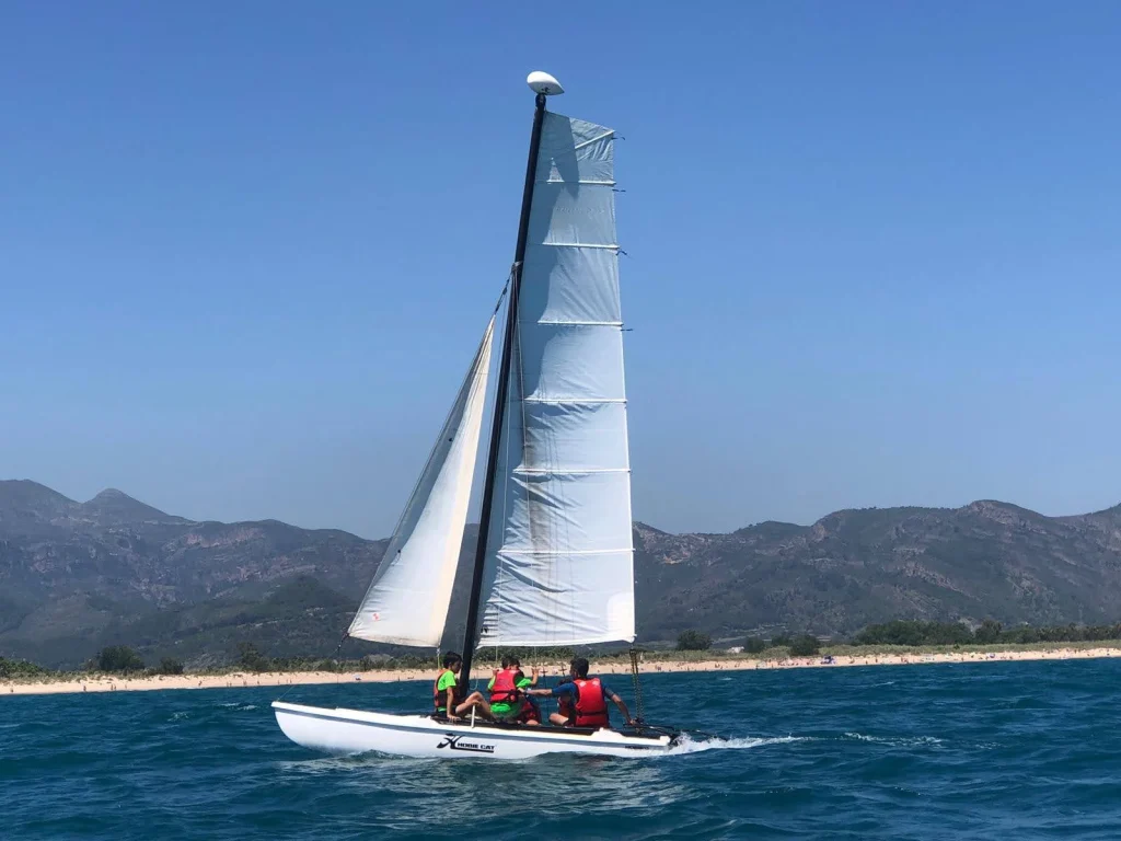 familia navegando en catamaran en la playa de gandia