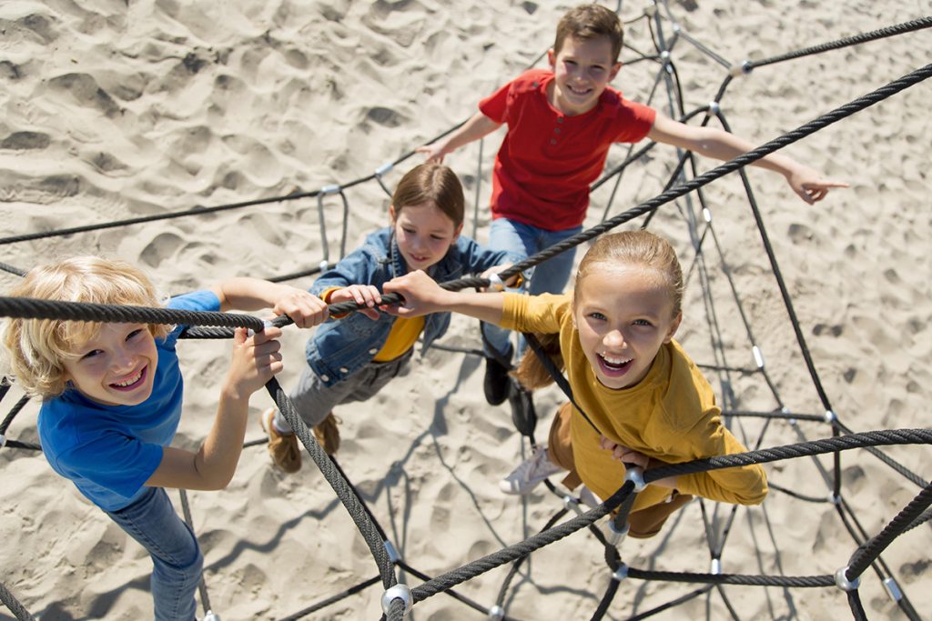 niños jugando en el barco pirata de gandia