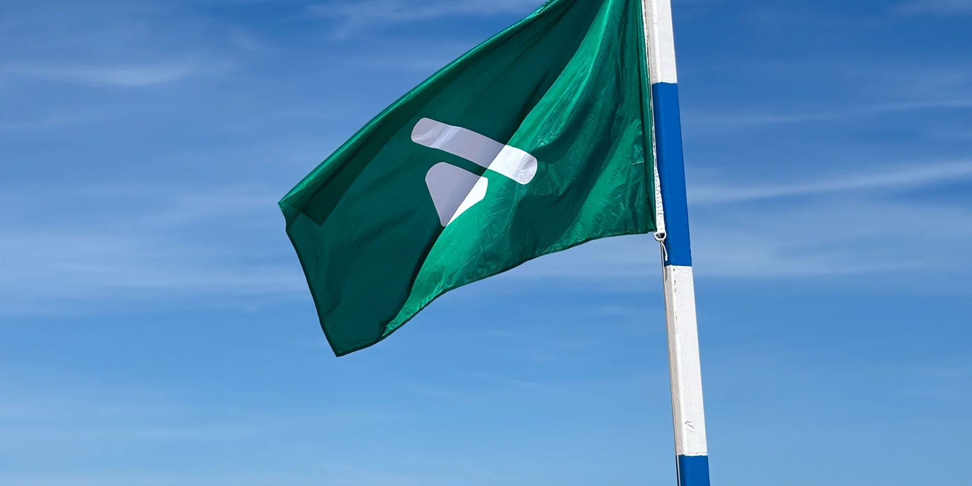 bandera verde con código para daltónicos en la playa de gandia