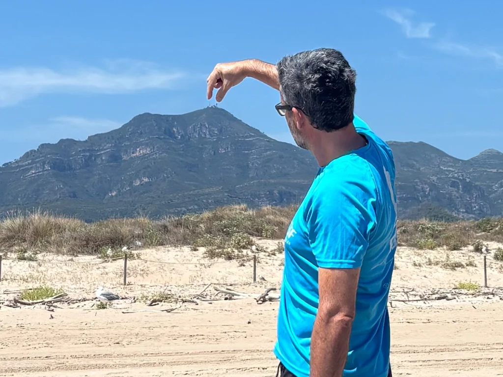 Vista de la montaña Mondúver desde la playa de Gandía